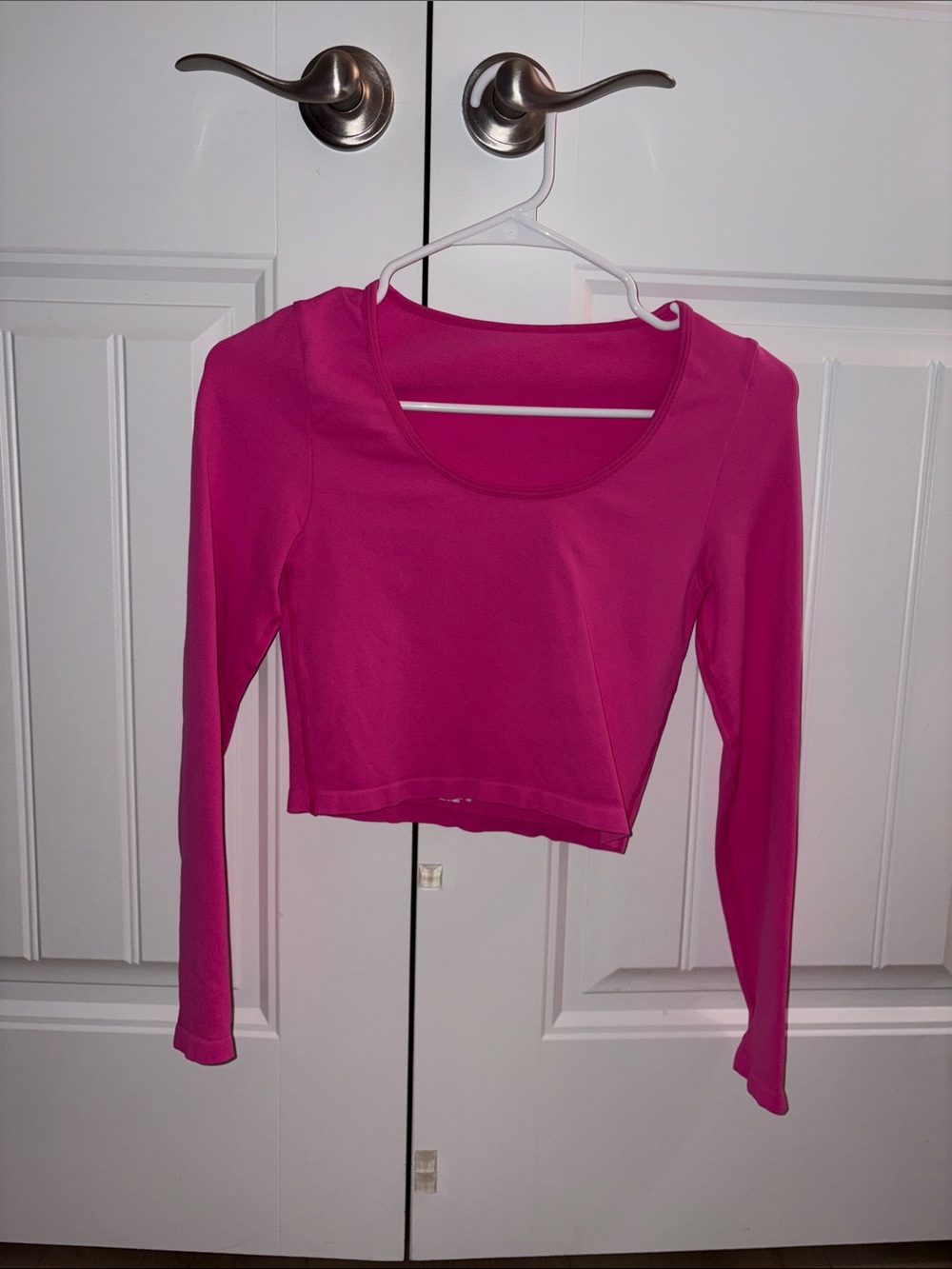 Long Sleeve Scoop Neck Crop Top in Vibrant Pink